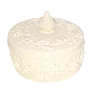 Wedgewood‎ Embossed Queens Ware Cream on Cream Vanity Box Candy Dish Grapevines